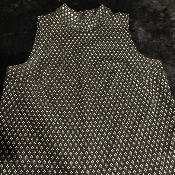 Banana Republic Black and Gold Patterned Mock Neck Shell Sleeveless Top SZ M - Picture 2 of 9